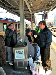 高尾駅にて