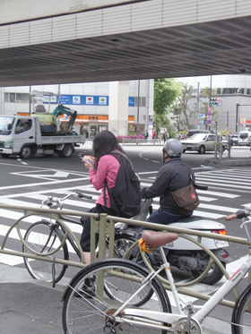 自転車の女は信号を待つ